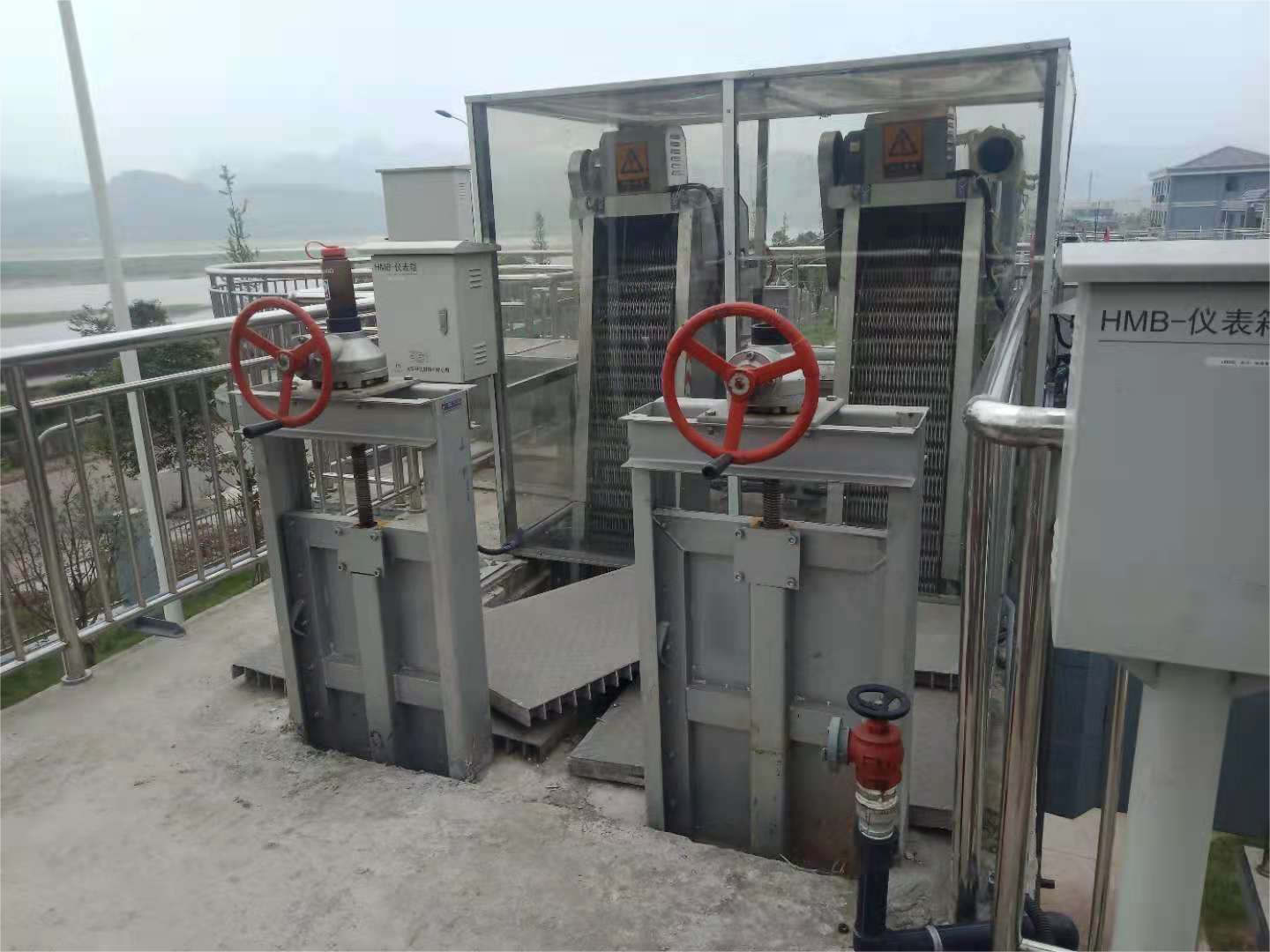 ?山東地衛環?？萍加邢薰敬蛟旄咝Щ剞D式格柵除污機